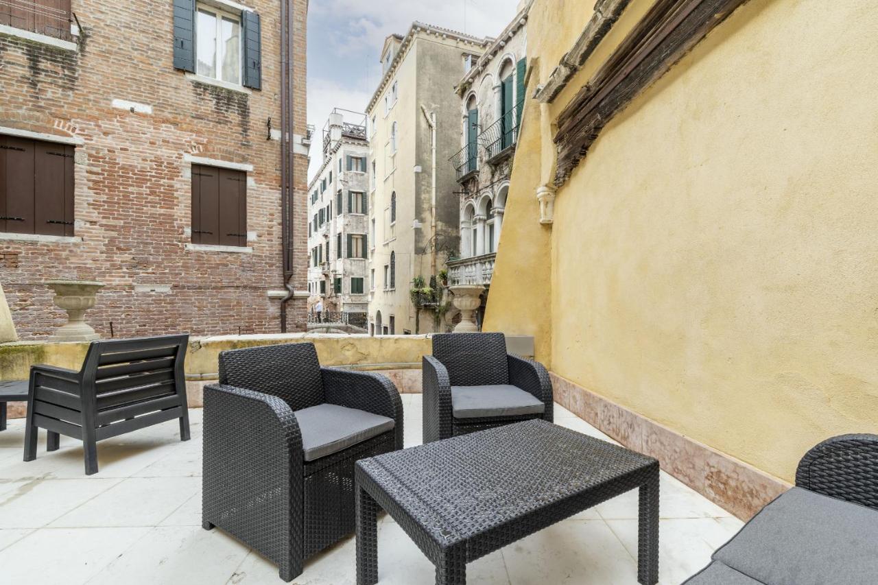 Gondola Luxury - Campo Santi Filippo E Giacomo By Wonderful Italy Венеция Екстериор снимка