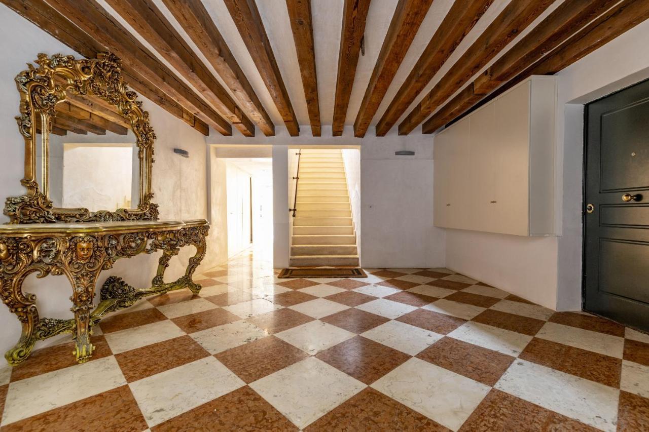 Gondola Luxury - Campo Santi Filippo E Giacomo By Wonderful Italy Венеция Екстериор снимка