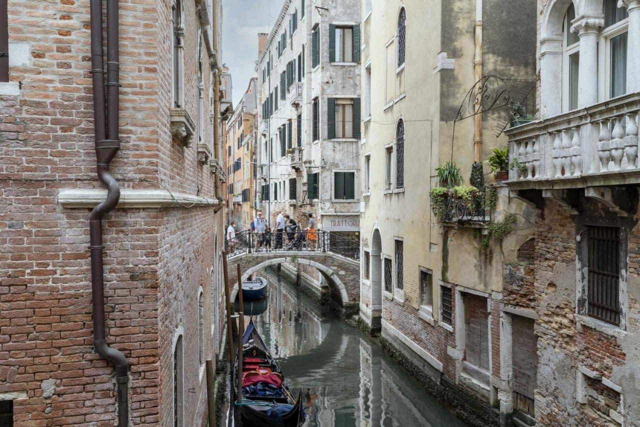 Gondola Luxury - Campo Santi Filippo E Giacomo By Wonderful Italy Венеция Екстериор снимка
