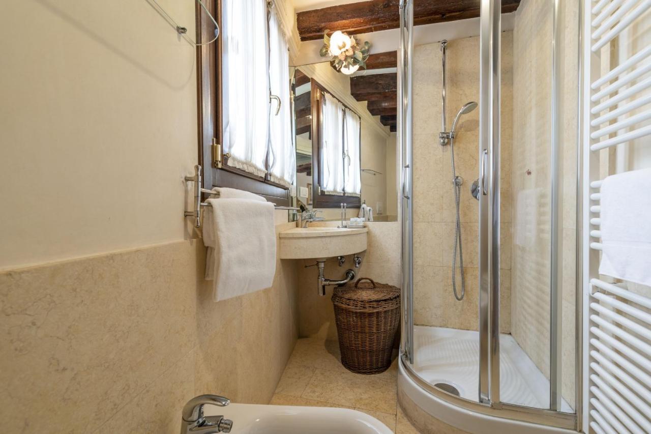 Gondola Luxury - Campo Santi Filippo E Giacomo By Wonderful Italy Венеция Екстериор снимка
